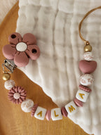 Attache-tétine cœur rose