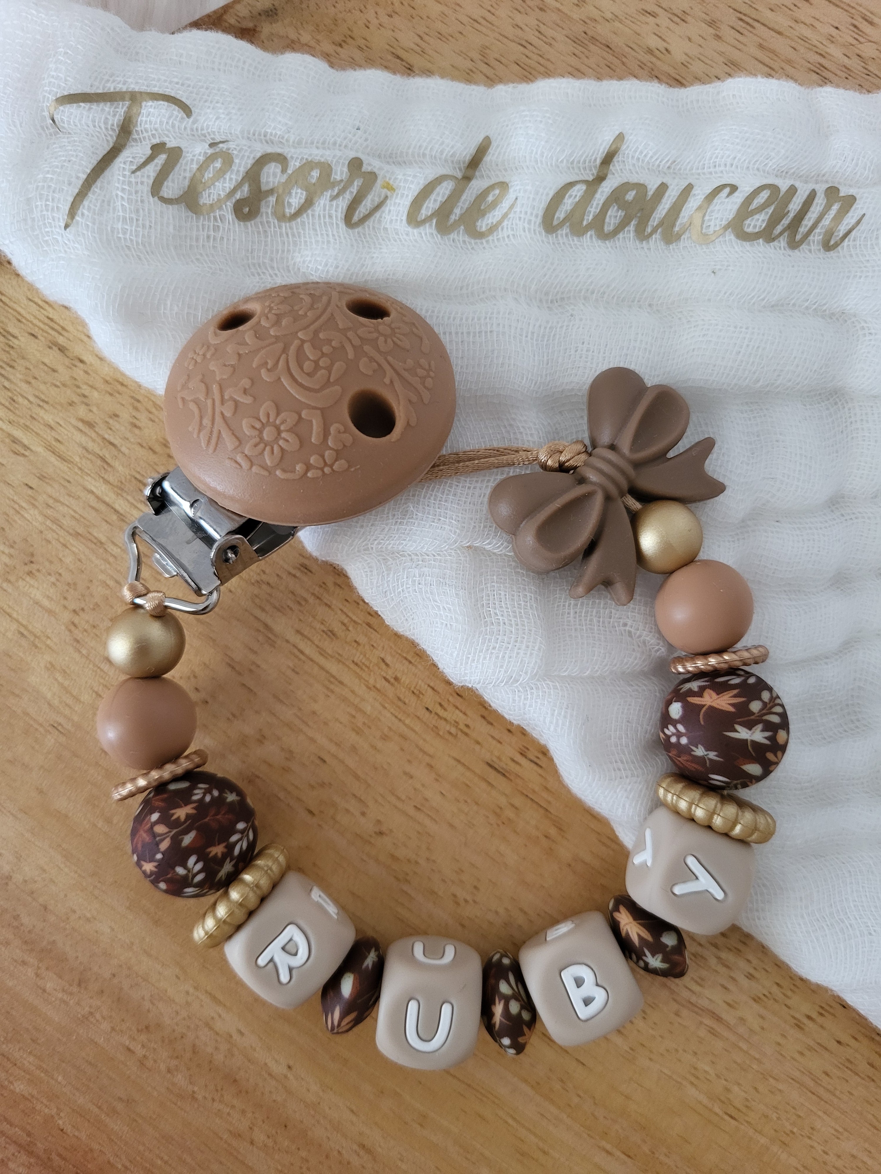 Attache-tétine fille noeud marron