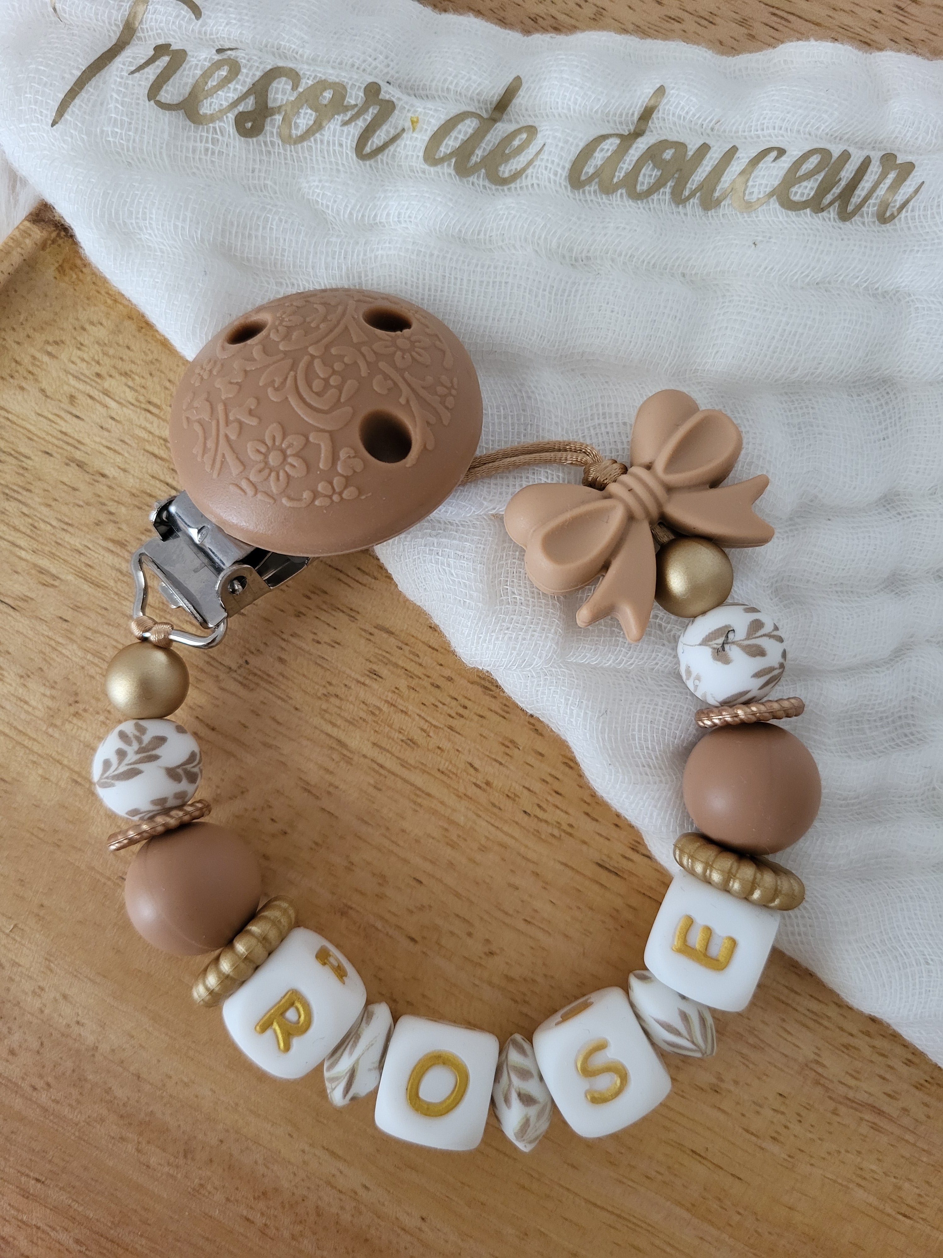 Attache-tétine fille noeud marron