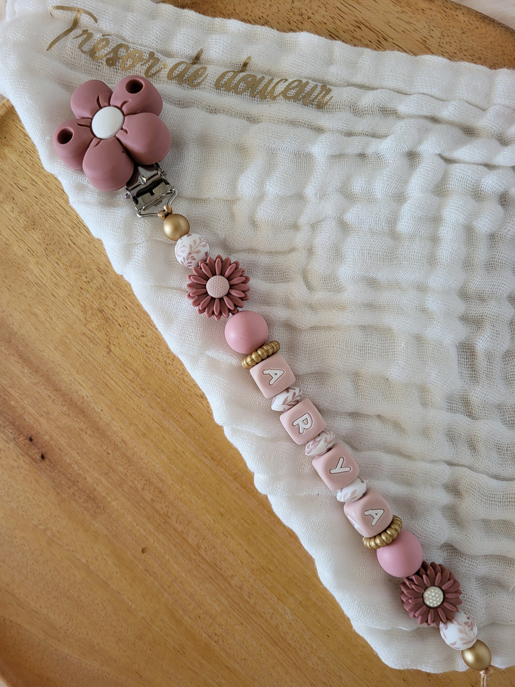 Attache-tétine fille marguerite rose