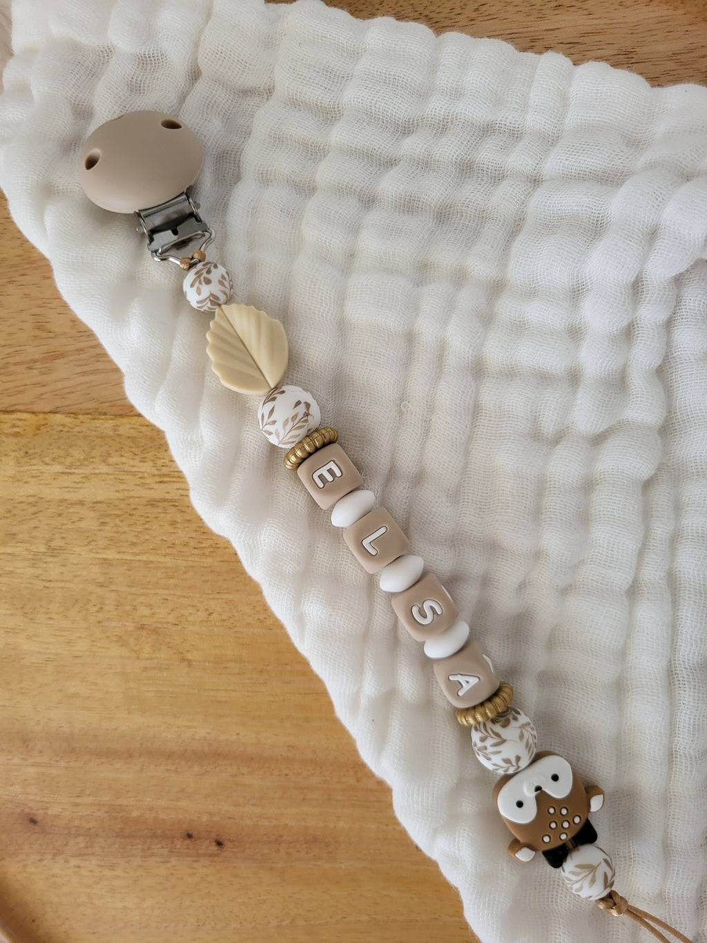 Attache-tétine biche feuille beige